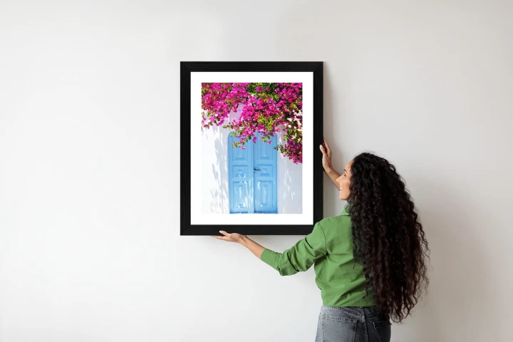 Plakat Niebieskie Drzwi I Różowe Kwiaty Tradycyjna Grecka Architektura