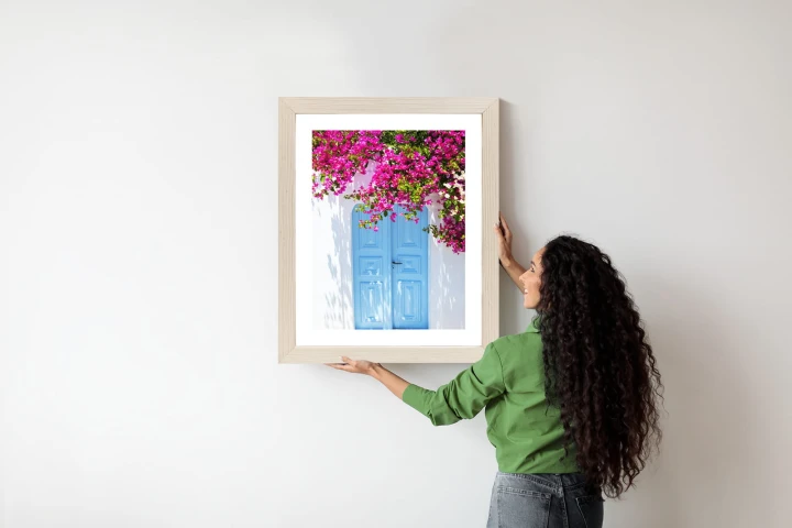 Plakat Niebieskie Drzwi I Różowe Kwiaty Tradycyjna Grecka Architektura