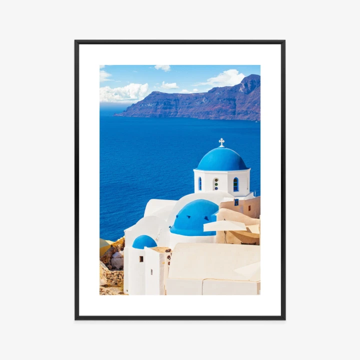 Plakat Krajobraz Santorini Z Białym Kościołem I Widokiem Na Błękitne Morze