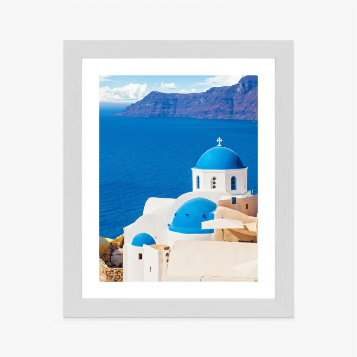 Plakat Krajobraz Santorini Z Białym Kościołem I Widokiem Na Błękitne Morze