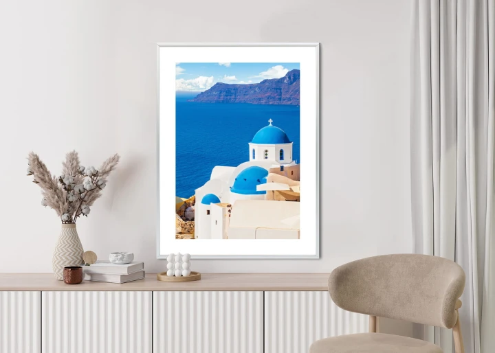 Plakat Krajobraz Santorini Z Białym Kościołem I Widokiem Na Błękitne Morze