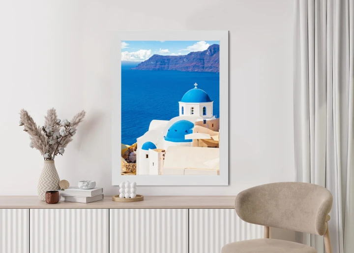 Plakat Krajobraz Santorini Z Białym Kościołem I Widokiem Na Błękitne Morze