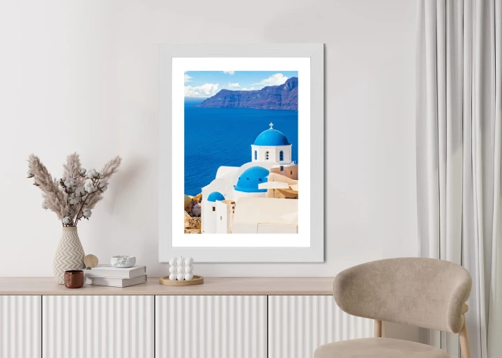 Plakat Krajobraz Santorini Z Białym Kościołem I Widokiem Na Błękitne Morze