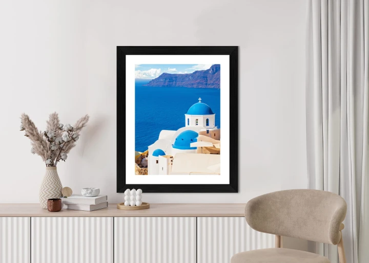 Plakat Krajobraz Santorini Z Białym Kościołem I Widokiem Na Błękitne Morze