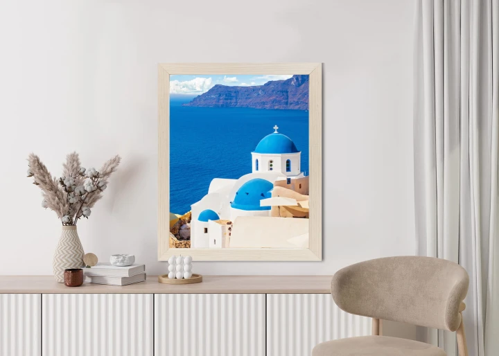 Plakat Krajobraz Santorini Z Białym Kościołem I Widokiem Na Błękitne Morze