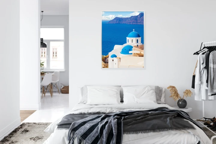 Plakat Krajobraz Santorini Z Białym Kościołem I Widokiem Na Błękitne Morze