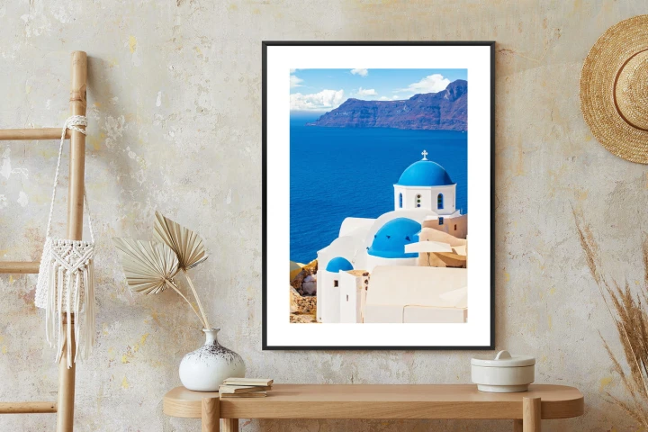 Plakat Krajobraz Santorini Z Białym Kościołem I Widokiem Na Błękitne Morze