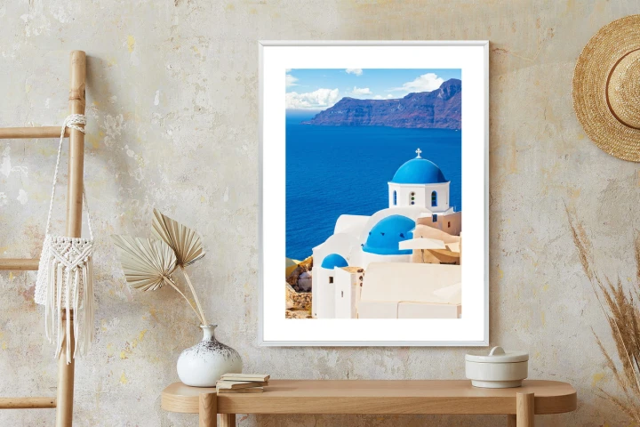 Plakat Krajobraz Santorini Z Białym Kościołem I Widokiem Na Błękitne Morze