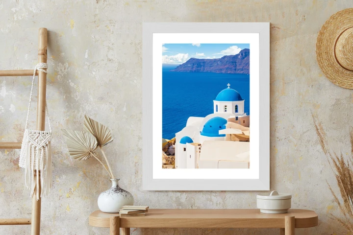 Plakat Krajobraz Santorini Z Białym Kościołem I Widokiem Na Błękitne Morze