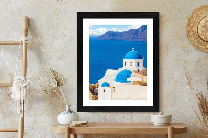 Plakat Krajobraz Santorini Z Białym Kościołem I Widokiem Na Błękitne Morze