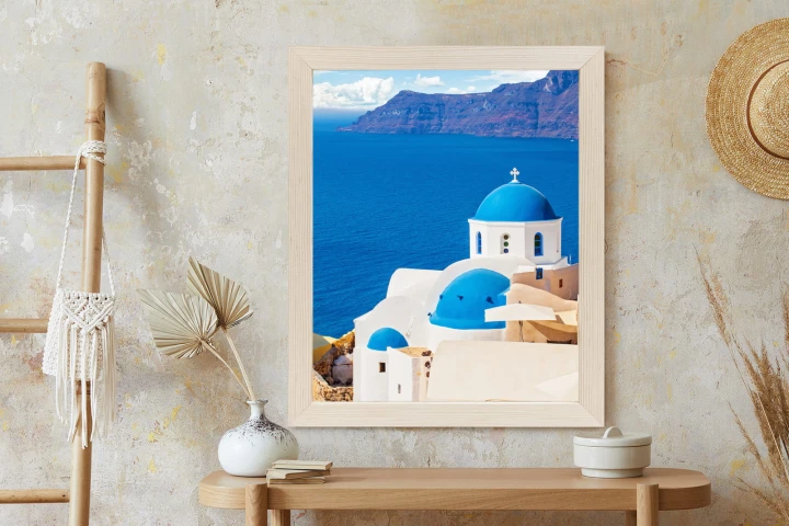 Plakat Krajobraz Santorini Z Białym Kościołem I Widokiem Na Błękitne Morze