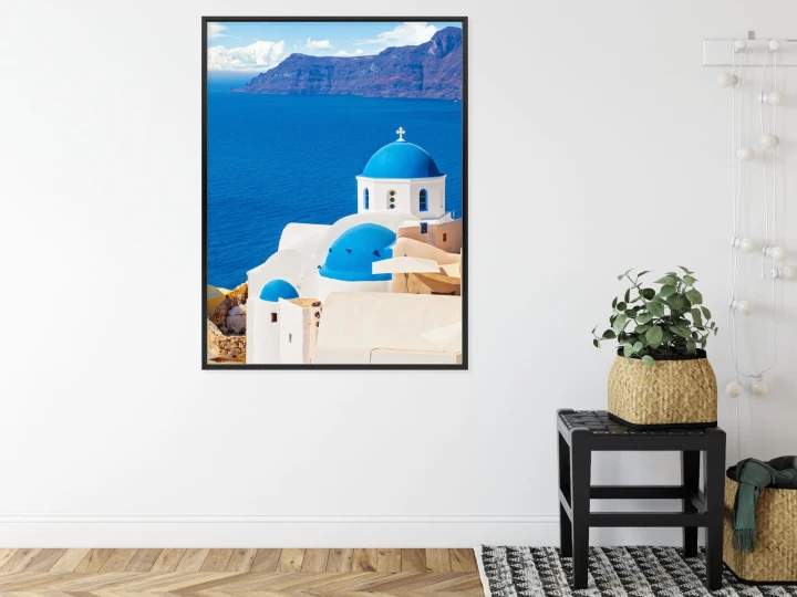Plakat Krajobraz Santorini Z Białym Kościołem I Widokiem Na Błękitne Morze