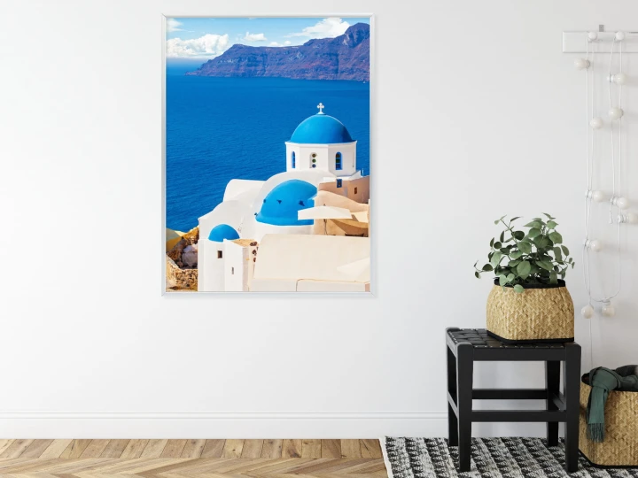 Plakat Krajobraz Santorini Z Białym Kościołem I Widokiem Na Błękitne Morze