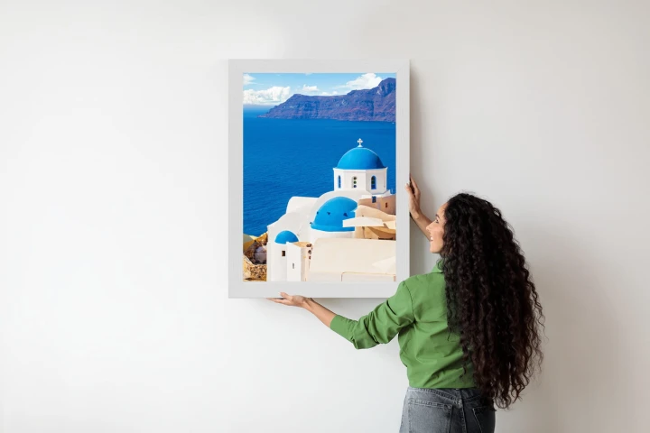 Plakat Krajobraz Santorini Z Białym Kościołem I Widokiem Na Błękitne Morze