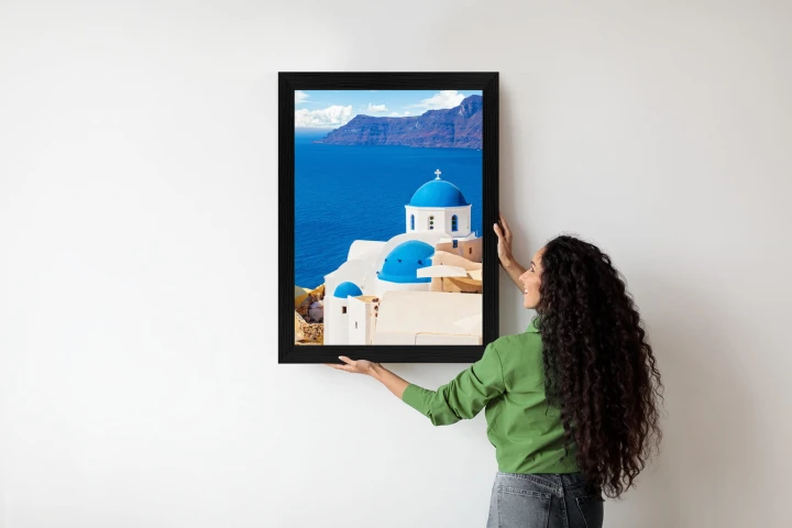 Plakat Krajobraz Santorini Z Białym Kościołem I Widokiem Na Błękitne Morze