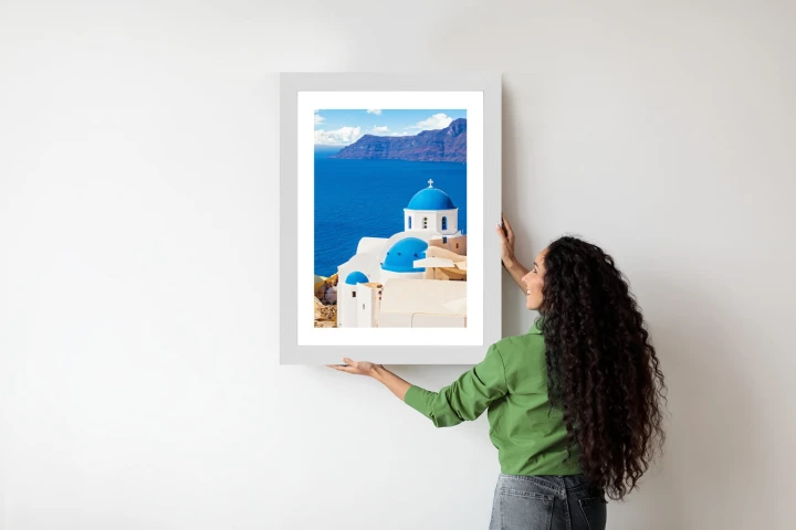 Plakat Krajobraz Santorini Z Białym Kościołem I Widokiem Na Błękitne Morze