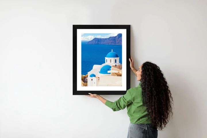 Plakat Krajobraz Santorini Z Białym Kościołem I Widokiem Na Błękitne Morze