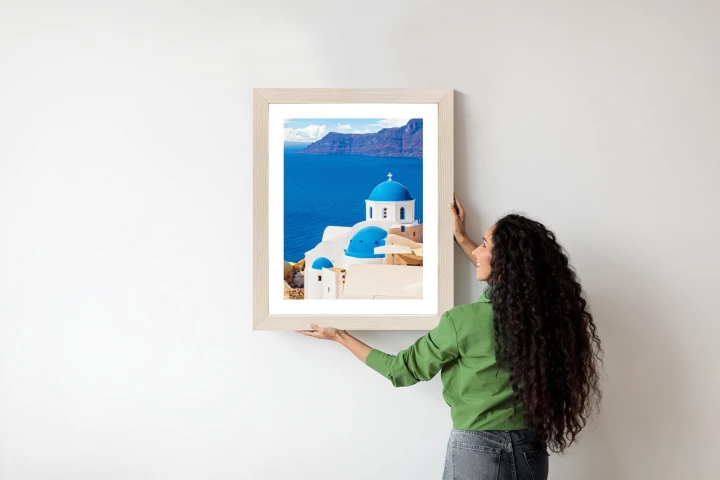 Plakat Krajobraz Santorini Z Białym Kościołem I Widokiem Na Błękitne Morze