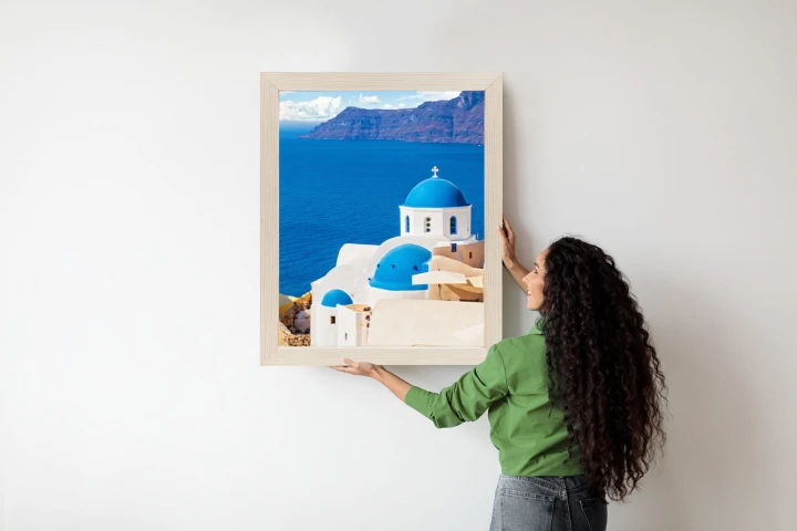 Plakat Krajobraz Santorini Z Białym Kościołem I Widokiem Na Błękitne Morze