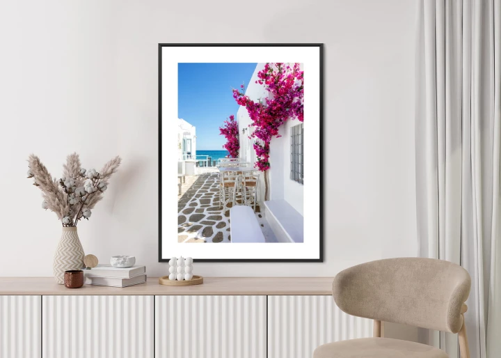 Plakat Grecka Architektura Z Różowymi Kwiatami I Widokiem Na Morze