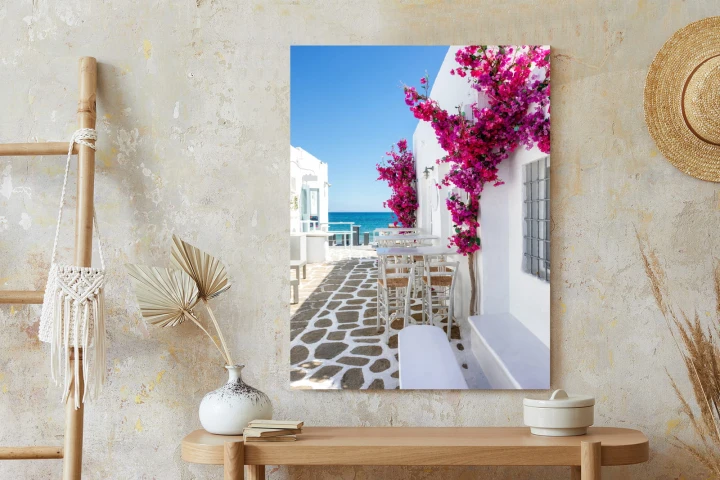 Plakat Grecka Architektura Z Różowymi Kwiatami I Widokiem Na Morze