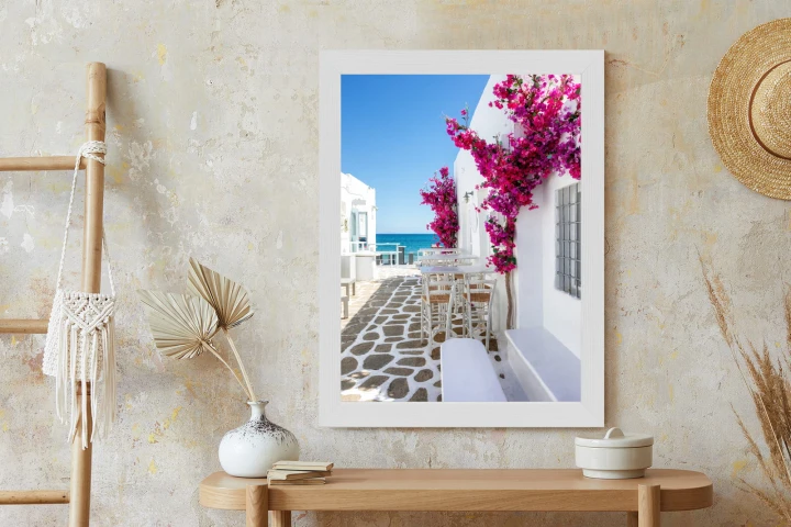Plakat Grecka Architektura Z Różowymi Kwiatami I Widokiem Na Morze