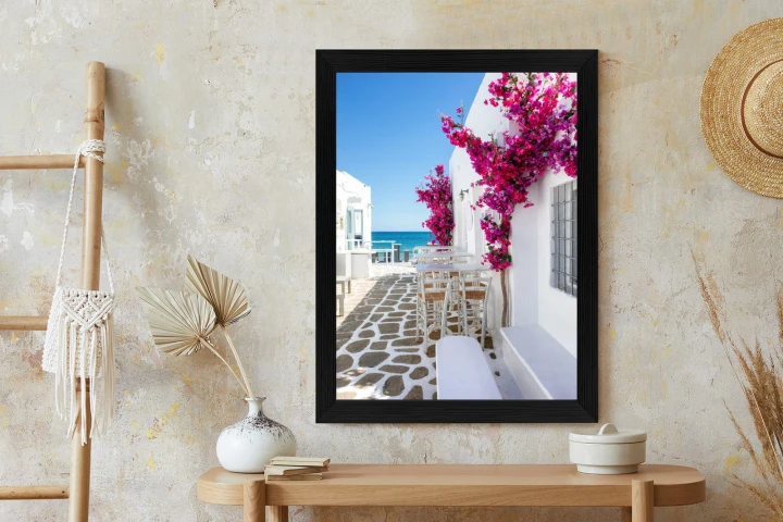 Plakat Grecka Architektura Z Różowymi Kwiatami I Widokiem Na Morze