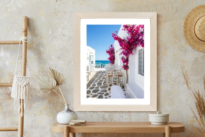 Plakat Grecka Architektura Z Różowymi Kwiatami I Widokiem Na Morze