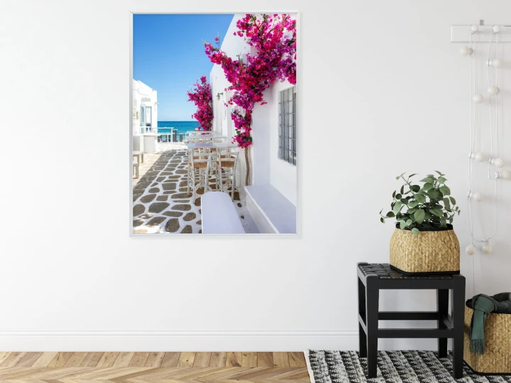 Plakat Grecka Architektura Z Różowymi Kwiatami I Widokiem Na Morze