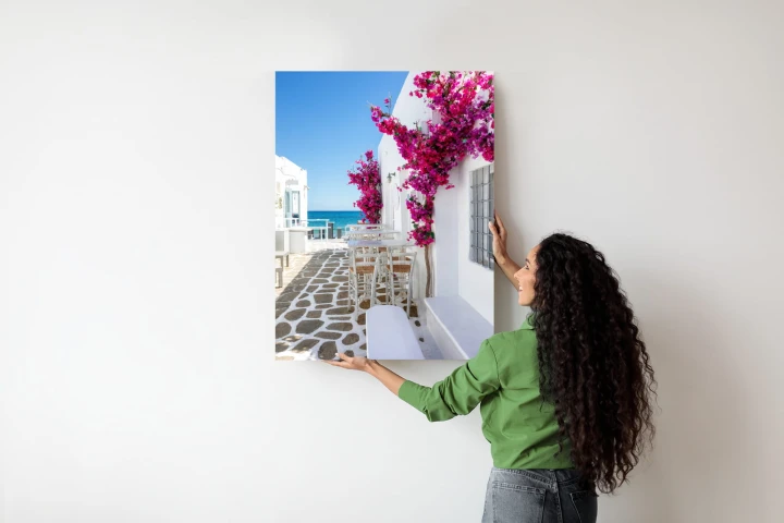 Plakat Grecka Architektura Z Różowymi Kwiatami I Widokiem Na Morze