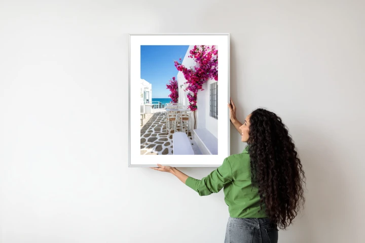 Plakat Grecka Architektura Z Różowymi Kwiatami I Widokiem Na Morze