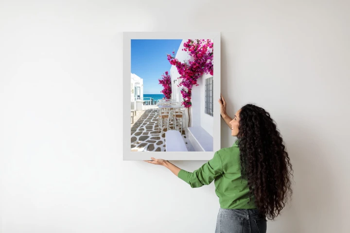 Plakat Grecka Architektura Z Różowymi Kwiatami I Widokiem Na Morze