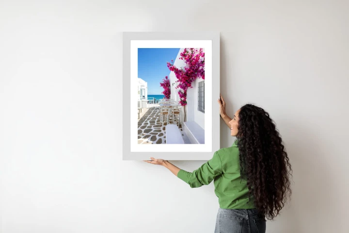 Plakat Grecka Architektura Z Różowymi Kwiatami I Widokiem Na Morze