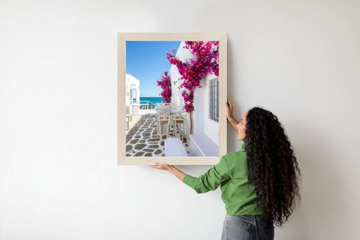 Plakat Grecka Architektura Z Różowymi Kwiatami I Widokiem Na Morze