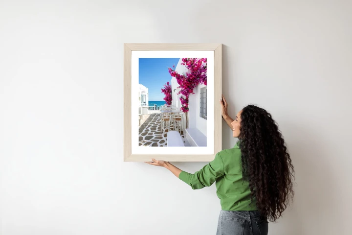 Plakat Grecka Architektura Z Różowymi Kwiatami I Widokiem Na Morze