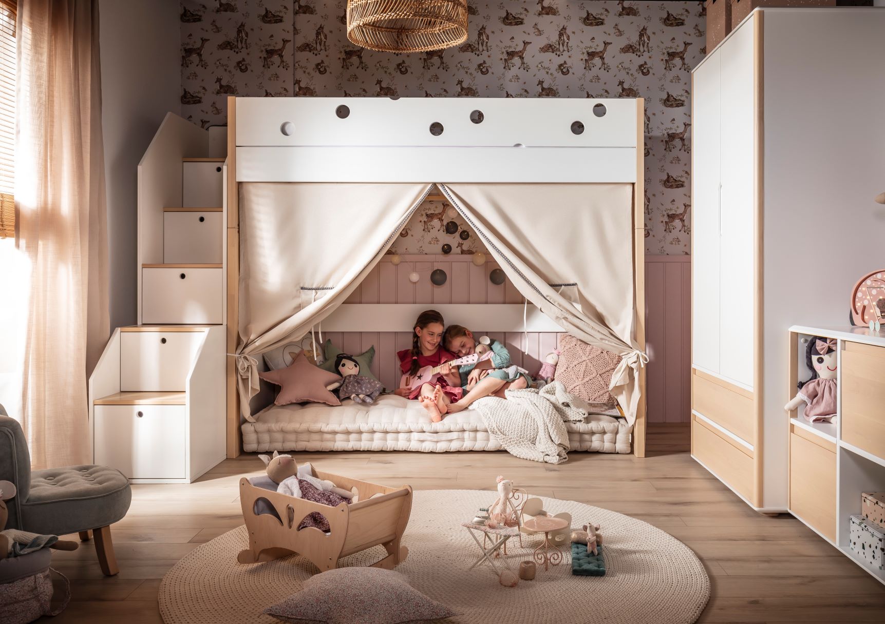 łóżko domek z baldahimem