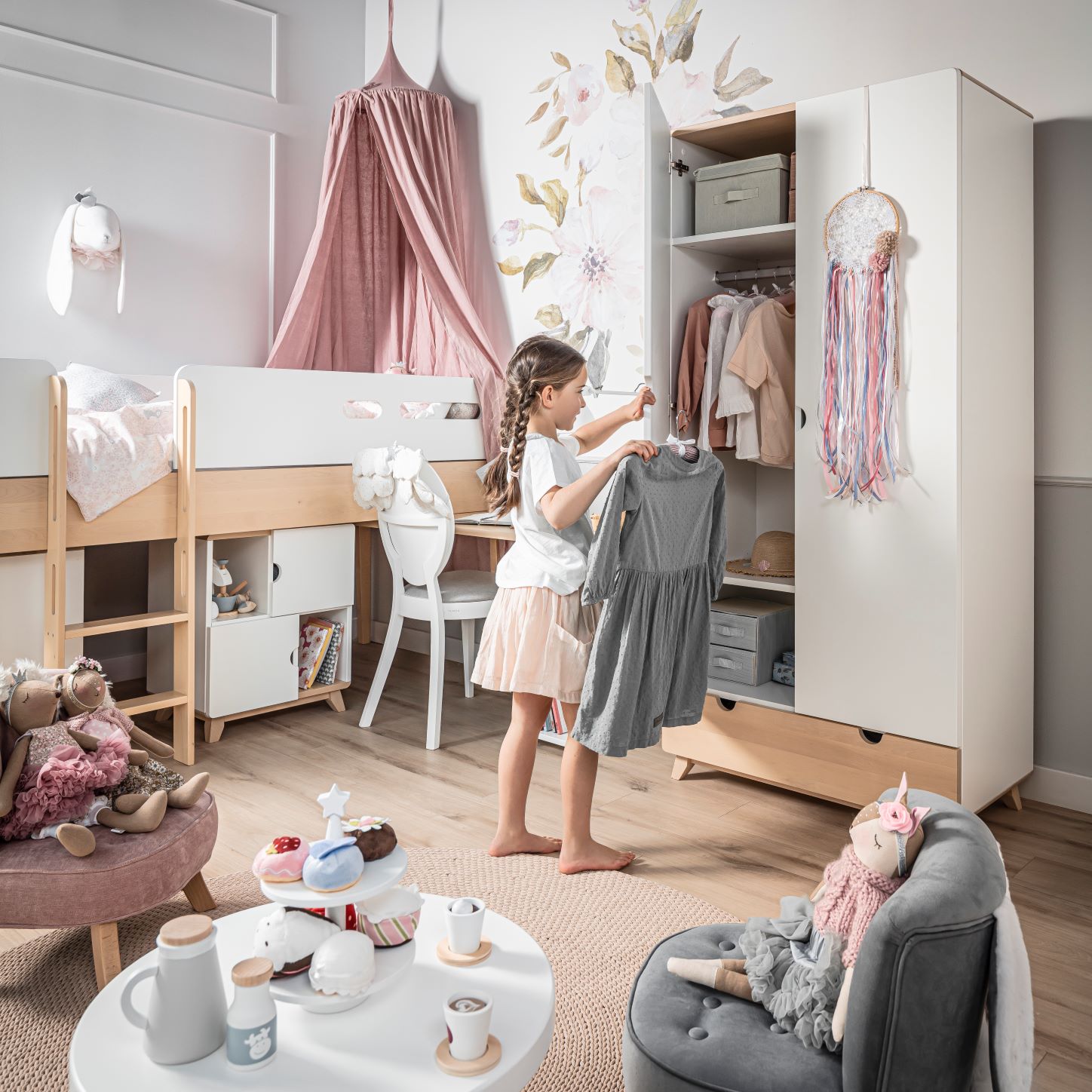 łóżko z regałami